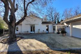 A True Haven Of Peace By The Water, This Beautiful House Offers 95 M2 Of Living Space On 1768 M2 Of Land.