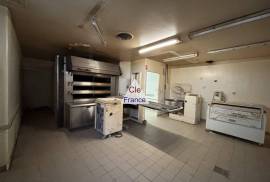 Town House with Outbuilding an Huge Potential Town House with Outbuilding an Huge Potential