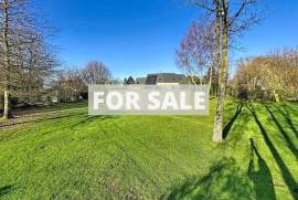 Detached Country House with Landscaped Garden