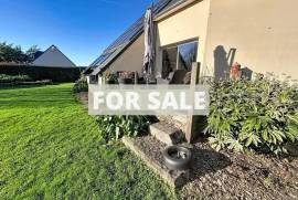 Detached Country House with Landscaped Garden