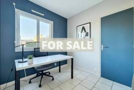 Detached Country House with Landscaped Garden