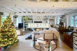 Detached Country House with Landscaped Garden