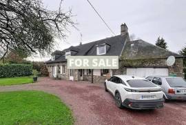 Detached Country House with Landscaped Garden
