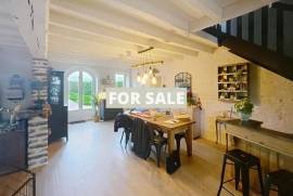 Detached Country House with Landscaped Garden