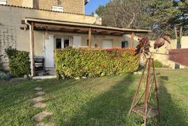 Lovely Villa with Pool in Parkland Gardens