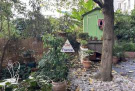 Paris Apartment with Private Garden in 18th Arrondissement