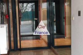 First Floor Apartment in Paris Suburb First Floor Apartment in Paris Suburb