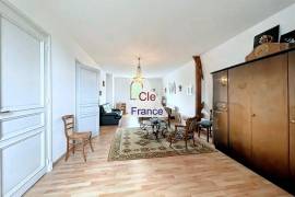 Impressive Property with Spacious Interiors Impressive Property with Spacious Interiors