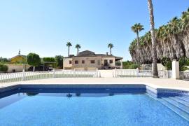 PRACHTIG LANDHUIS MET GEWELDIG UITZICHT OP DE BERG