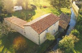 Exceptional Riverside Property in the Heart of Ruffec - €336800