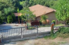 Nanteuil-en-Vallee. Beautiful 2-Bedroom Bungalow with Landscaped Garden and Plunge Pool - €187,000
