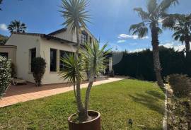 4 Bedrooms - Villa - For Sale