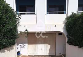 Closed box garage for sale in Senhora da Rocha, with about 20 m².