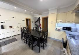 Lovely 4 Bedroom Villa with Heated Swimming Pool in a Prime Location in Lagos