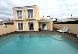 Lovely 4 Bedroom Villa with Heated Swimming Pool in a Prime Location in Lagos