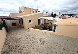 Lovely 4 Bedroom Villa with Heated Swimming Pool in a Prime Location in Lagos