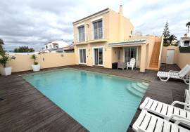 Lovely 4 Bedroom Villa with Heated Swimming Pool in a Prime Location in Lagos
