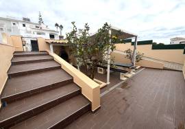 Lovely 4 Bedroom Villa with Heated Swimming Pool in a Prime Location in Lagos