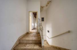 {|en|}Unique Investment Opportunity: Charming Building in the Heart of Portimão! 