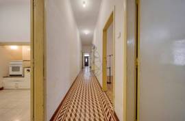 {|en|}Unique Investment Opportunity: Charming Building in the Heart of Portimão! 