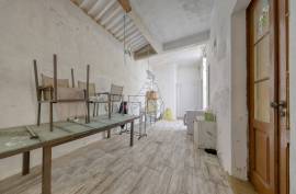 {|en|}Unique Investment Opportunity: Charming Building in the Heart of Portimão! 
