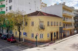 {|en|}Unique Investment Opportunity: Charming Building in the Heart of Portimão! 