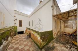 {|en|}Unique Investment Opportunity: Charming Building in the Heart of Portimão! 