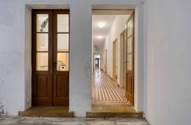 {|en|}Unique Investment Opportunity: Charming Building in the Heart of Portimão! 