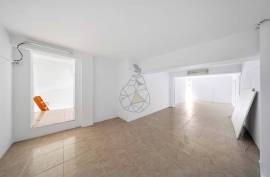 Commercial store with two entrances in the historic center of Alvor