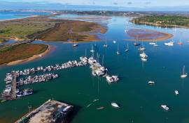 Commercial store with two entrances in the historic center of Alvor