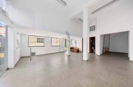 Commercial store with two entrances in the historic center of Alvor