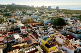 Commercial store with two entrances in the historic center of Alvor