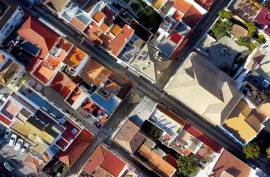 Commercial store with two entrances in the historic center of Alvor