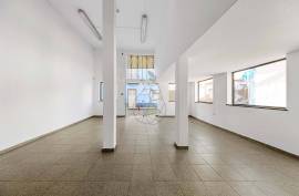 Commercial store with two entrances in the historic center of Alvor