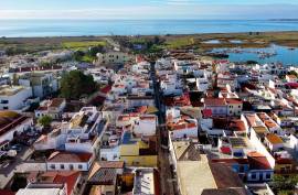 Commercial store with two entrances in the historic center of Alvor