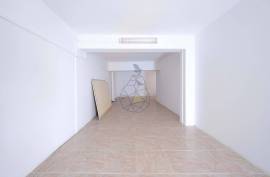 Commercial store with two entrances in the historic center of Alvor