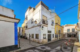 Commercial store with two entrances in the historic center of Alvor
