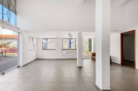 Commercial store with two entrances in the historic center of Alvor