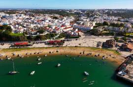 Commercial store with two entrances in the historic center of Alvor
