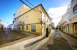 Commercial store with two entrances in the historic center of Alvor