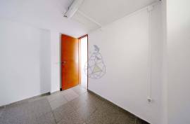 Commercial store with two entrances in the historic center of Alvor