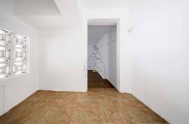 Commercial store with two entrances in the historic center of Alvor