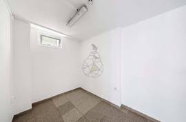 Commercial store with two entrances in the historic center of Alvor