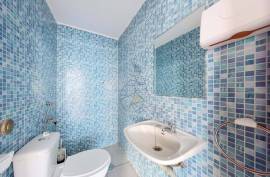 Commercial store with two entrances in the historic center of Alvor