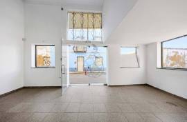 Commercial store with two entrances in the historic center of Alvor