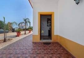 Property of excellence in Odiáxere. T5 of recent construction and land with potential for expansion in a privileged area of the Algarve.