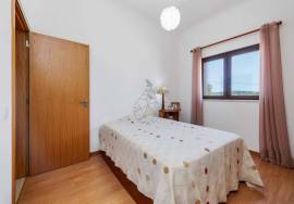 Property of excellence in Odiáxere. T5 of recent construction and land with potential for expansion in a privileged area of the Algarve.