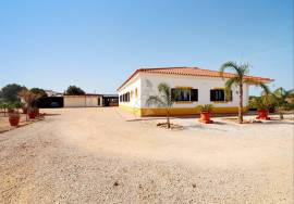 Property of excellence in Odiáxere. T5 of recent construction and land with potential for expansion in a privileged area of the Algarve.