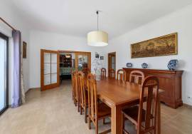 Property of excellence in Odiáxere. T5 of recent construction and land with potential for expansion in a privileged area of the Algarve.