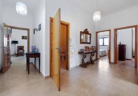 Property of excellence in Odiáxere. T5 of recent construction and land with potential for expansion in a privileged area of the Algarve.